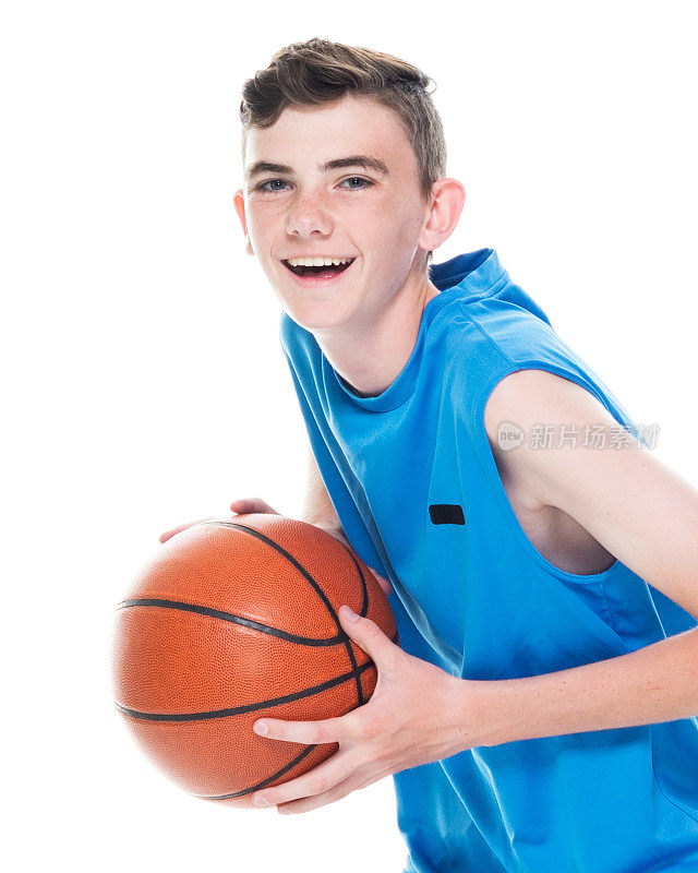 正面视图/一人/一人/一个十几岁的男孩/腰以上的12-13岁英俊的人白人男性/年轻男子篮球运动员/男孩/十几岁的男孩站着和拿着篮球/使用运动球